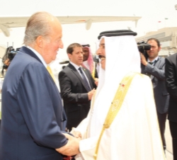 Su Majestad el Rey recibido por el Rey de Bahrein, Su Majestad Sheikh Hamad Bin Isa Al-Khalifa,a su llegada al aeropuerto internacional de Bahrein Roy